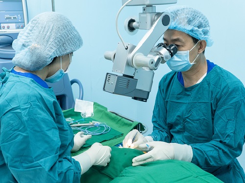 Bác sĩ Lê Thanh Hải mổ đục thủy tinh thể tại phòng khám Loukas