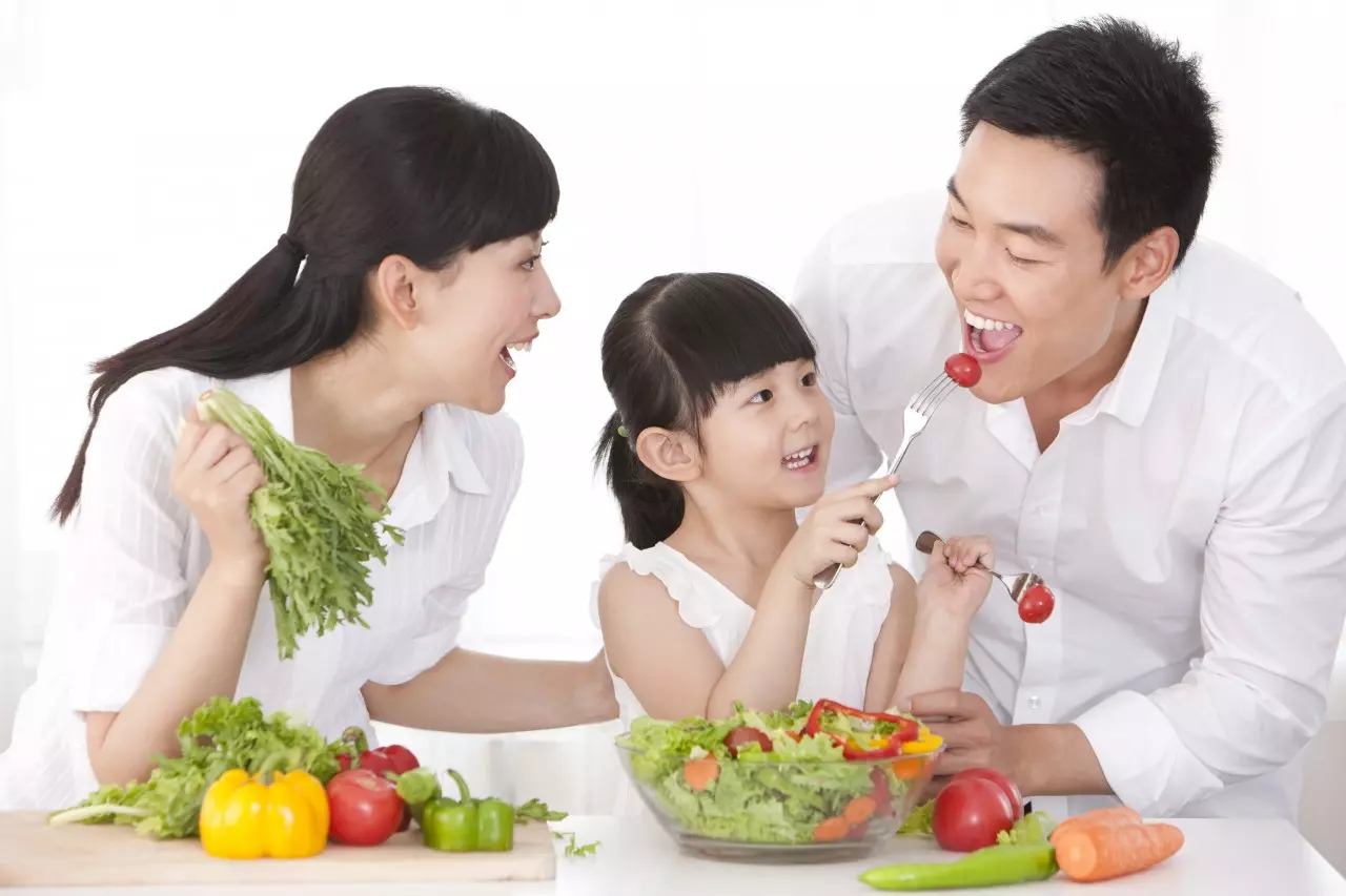 gia đình 3 người đang ăn rau củ quả