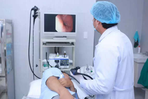 Chi phí khám trĩ có đắt không? Yếu tố nào ảnh hưởng đến chi phí?