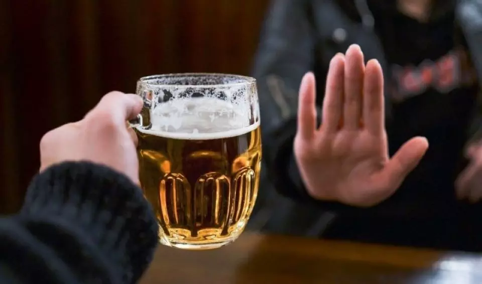 tránh tiêu thụ rượu bia giúp phòng ngừa bệnh trĩ