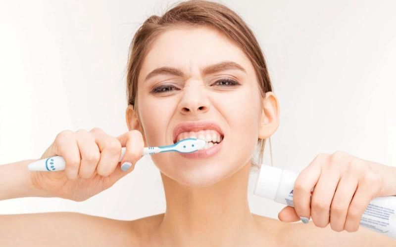Đánh răng thường xuyên vẫn hôi miệng? Nguyên nhân do đâu