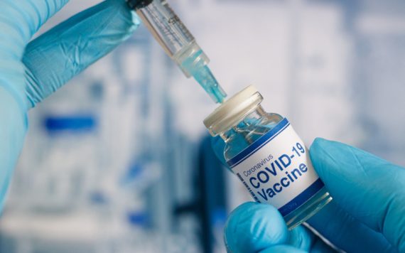 Tác dụng phụ gây cục máu đông sau tiêm vắc xin AstraZeneca rất hiếm gặp và chỉ xảy ra trong vòng 42 ngày sau khi tiêm ngừa